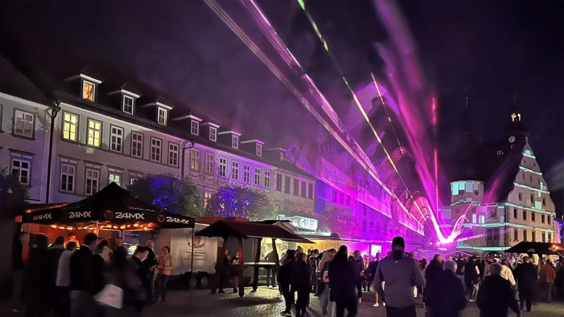 „Hibu leuchtet“ inklusive dem Michaelismarkt und Heimatshoppen lockte am vergangenen Wochenende tausende Menschen in Hildburghausens Innenstadt